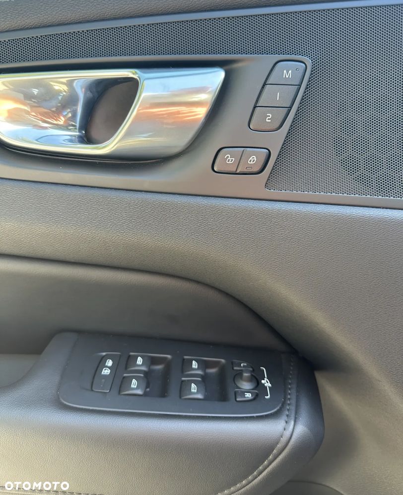 Volvo XC 60 B5 B AWD Plus Dark - 21
