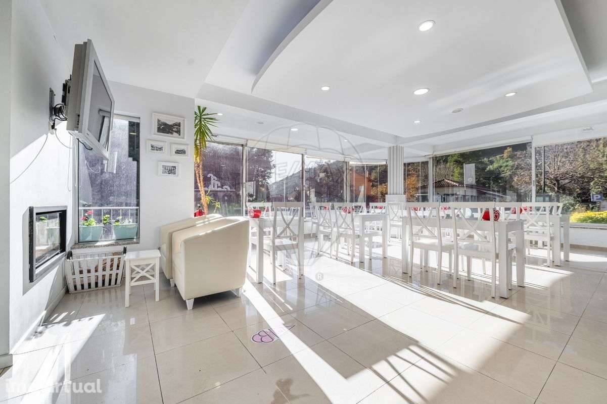 Moradia T5 + espaço comercial de grandes dimensões no centro do Gerês! - Grande imagem: 5/42
