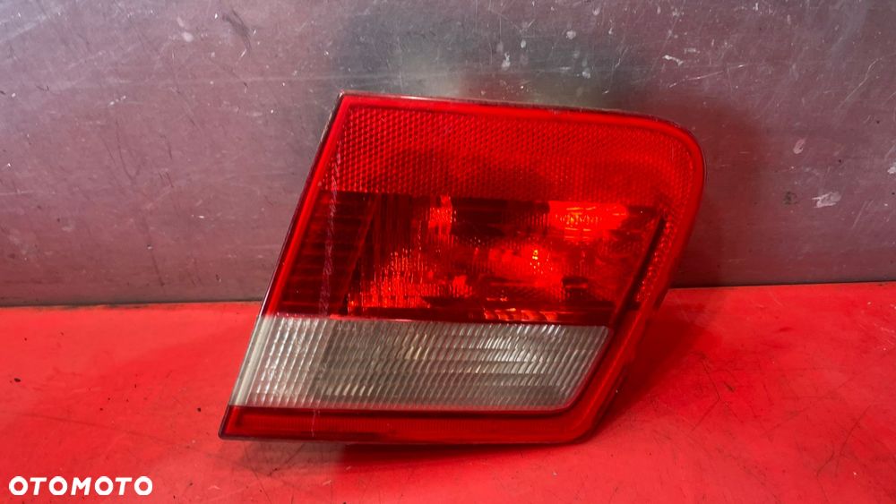 BMW 3 E46 KOMBI  LAMPA PRAWA Z KLAPY TYLNA TYŁ - 1