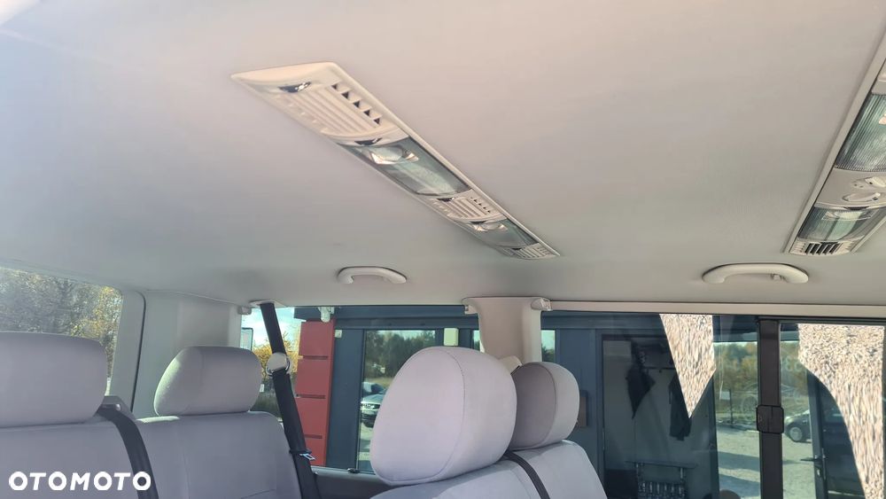 Volkswagen Caravelle - 10