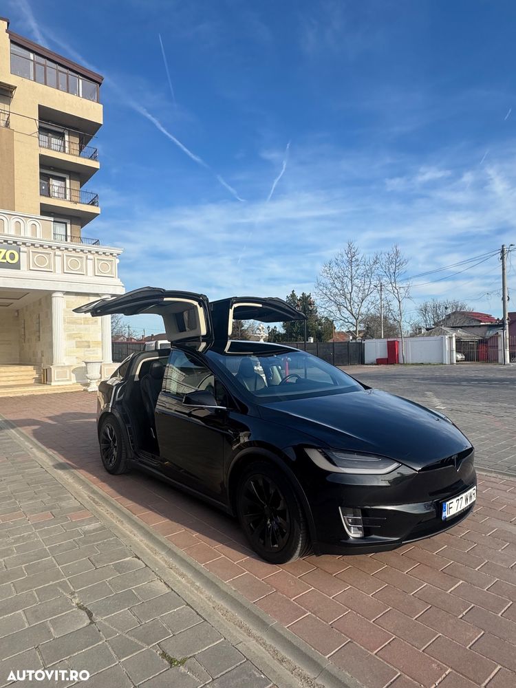 Tesla Model X - 8