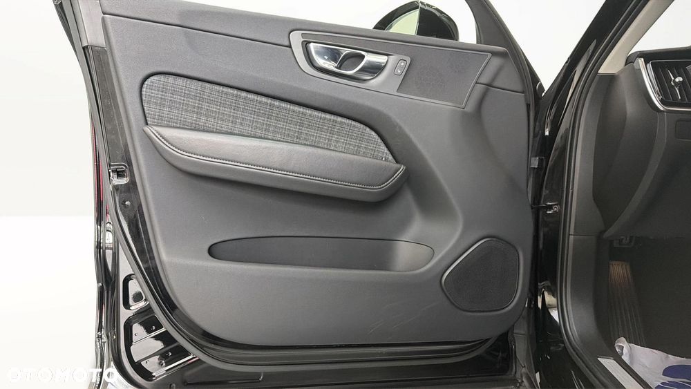 Volvo XC 60 B4 D AWD Core - 11