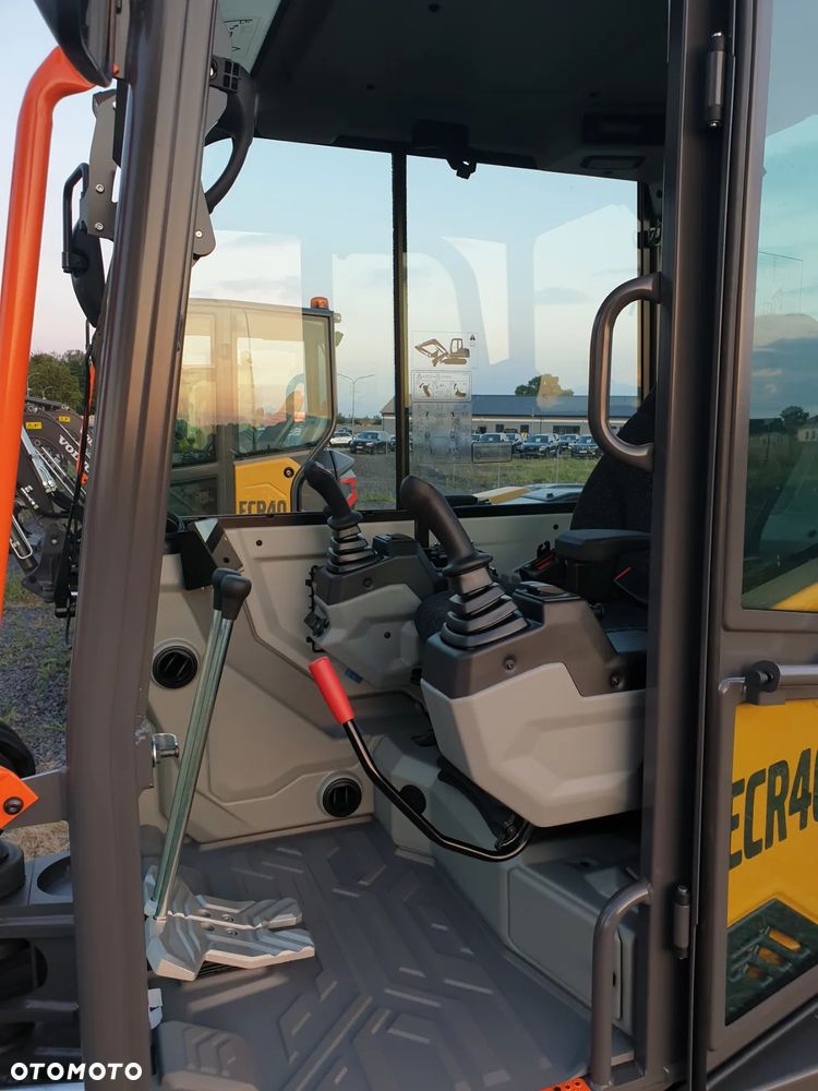 Volvo ECR40F KLIMATYZACJA NOWA DOSTĘPNA OD RĘKI, SZYBKOZŁĄCZE, DŁUGIE RAMIĘ, OBRÓT W OBRYSIE, ŁYŻKI: 300, 600, 1200MM SKARPOWA HYDRAULICZNA STEROWANA Z JOYSTICKA, PŁYWAJĄCY LEMIESZ SPYCHARKOWY - 35