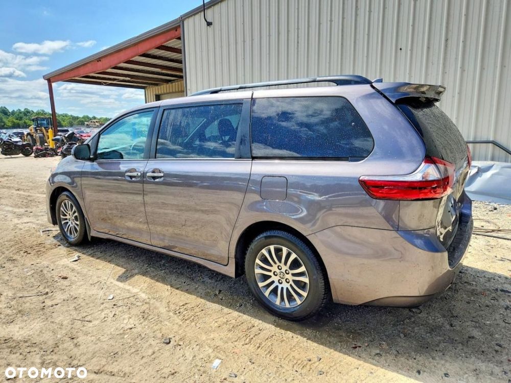 Toyota Sienna - 4