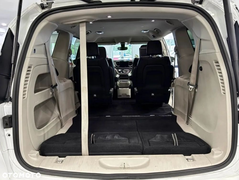 Chrysler Pacifica - 35
