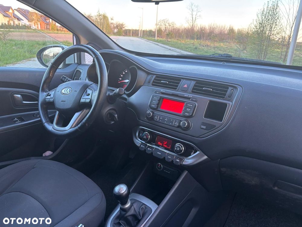 Kia Rio 1.2 L - 8