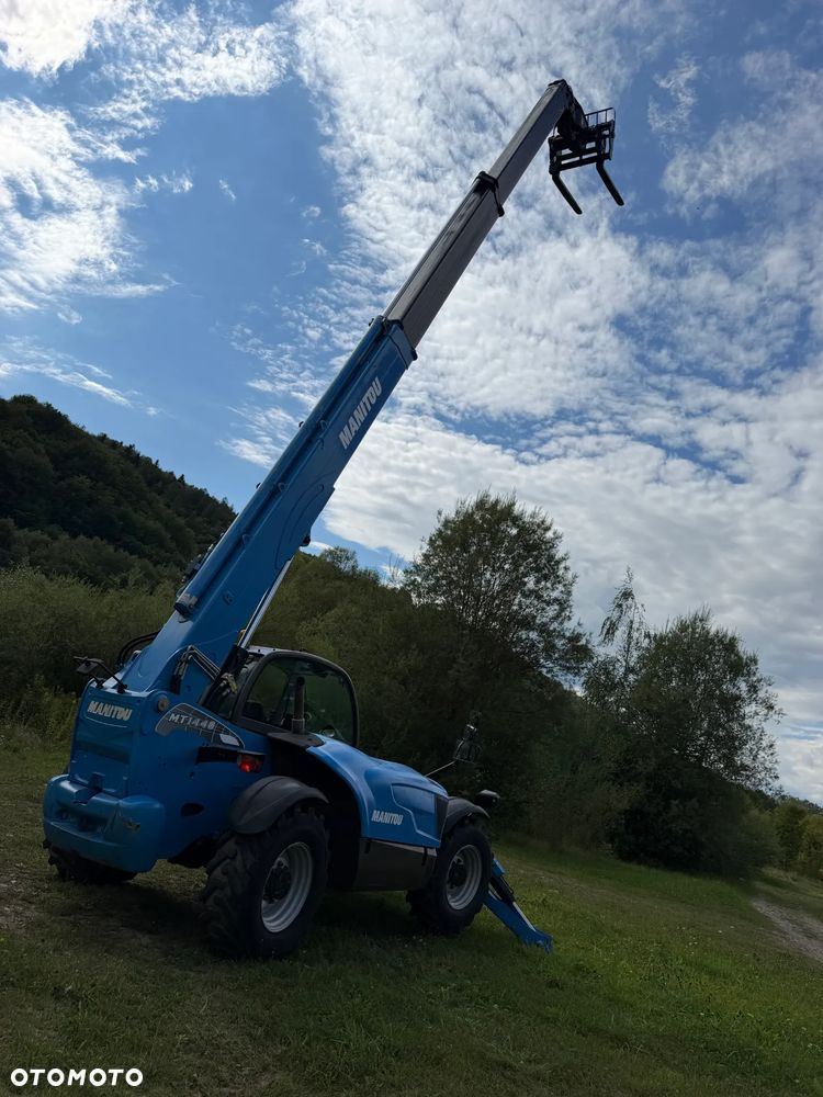Manitou MT1440. Ładowarka Teleskopowa 14 metrów wysuw! UDŹWIG 4 TONY! Przebieg 2500 mtg. Maszyna jak Nowa z SALONU. 2017 rok. z Norwegii z Gospodarstwa rolnego! Silnik PERKINS Turbo 110 km. Aktualne Serwisy w Dekra. Nowy Model sterowane wszystko z 1 dżojstika. Ani deka luzów czy wycieku. OKAZJA! Jazda REWERS + 4 biegi. Skręt 3 tryby. Wyjście Hydrauliczne na maszcie, Poziomowanie ośi stabilizatory! Wyjścia Hydrauliczne na maszt! Okazja Ani deka luzów i wycieków. Wersja Norweska. Wielka Okazja  Opony jak Nowe! - 16