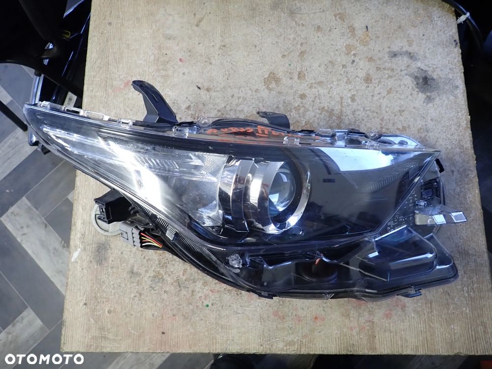 TOYOTA AURIS II LIFT LAMPA PRAWY PRZÓD 81110-02K30 - 1
