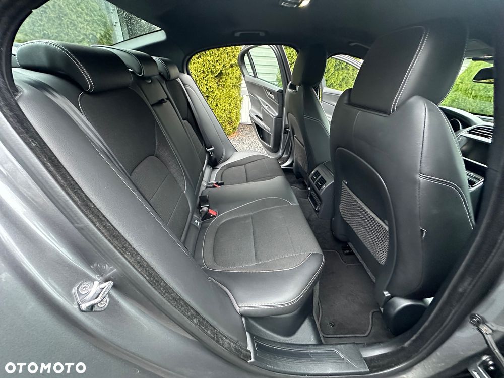 Jaguar XE 20d R-Sport - 12