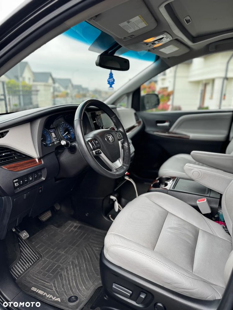 Toyota Sienna - 9