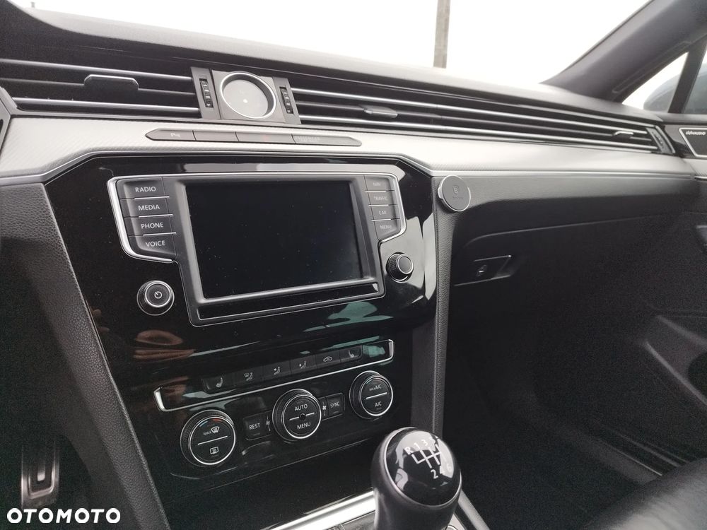 Volkswagen Passat 2.0 TDI SCR Highline - 14