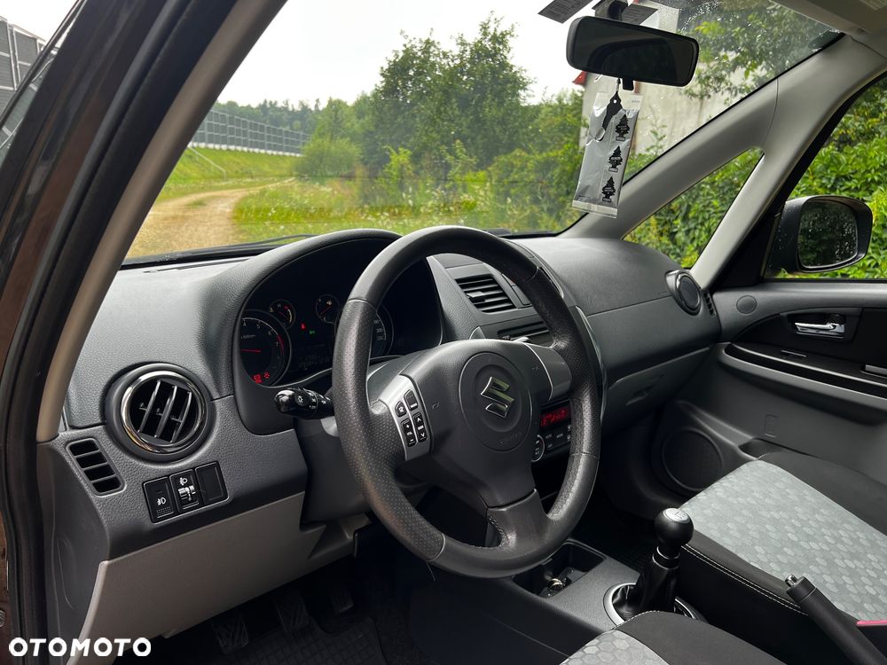 Suzuki SX4 1.6 Comfort Plus - 24