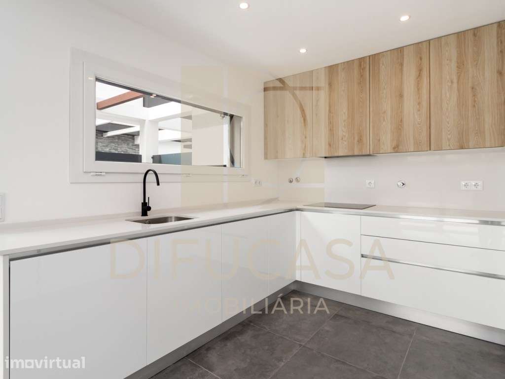 R268 Moradia Duplex - Localizada no centro de Fernão Ferro - Grande imagem: 5/42