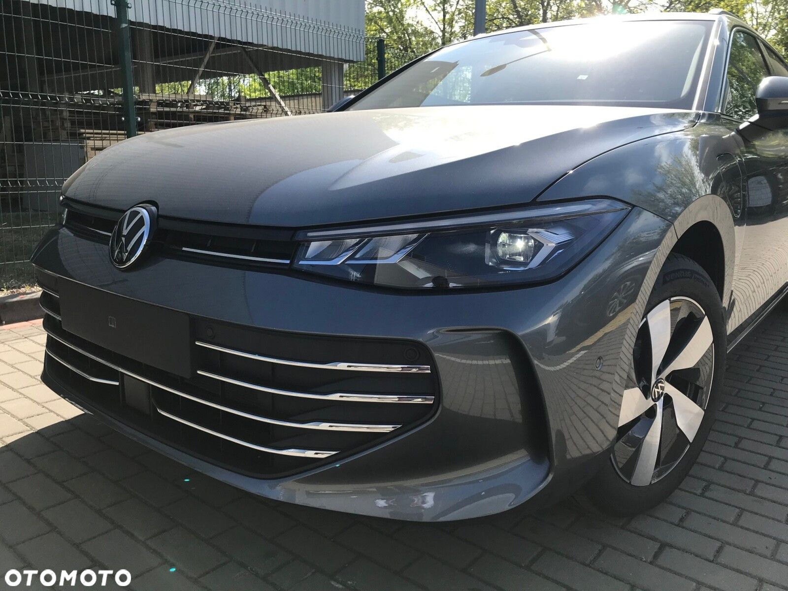 Volkswagen Passat - 4