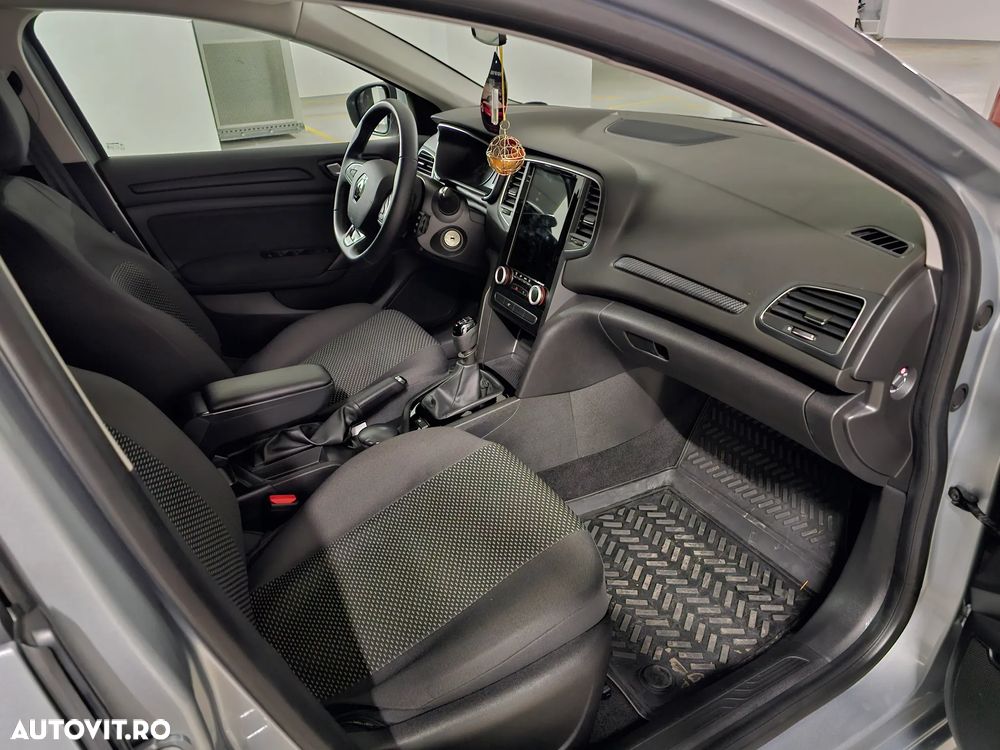 Renault Megane TCE 140 Equilibre - 8