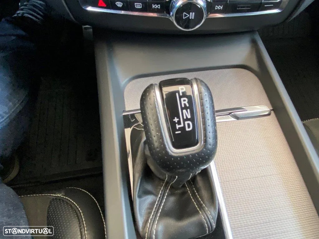 Volvo XC 60 2.0 D4 R-Design AWD Geartronic - 18