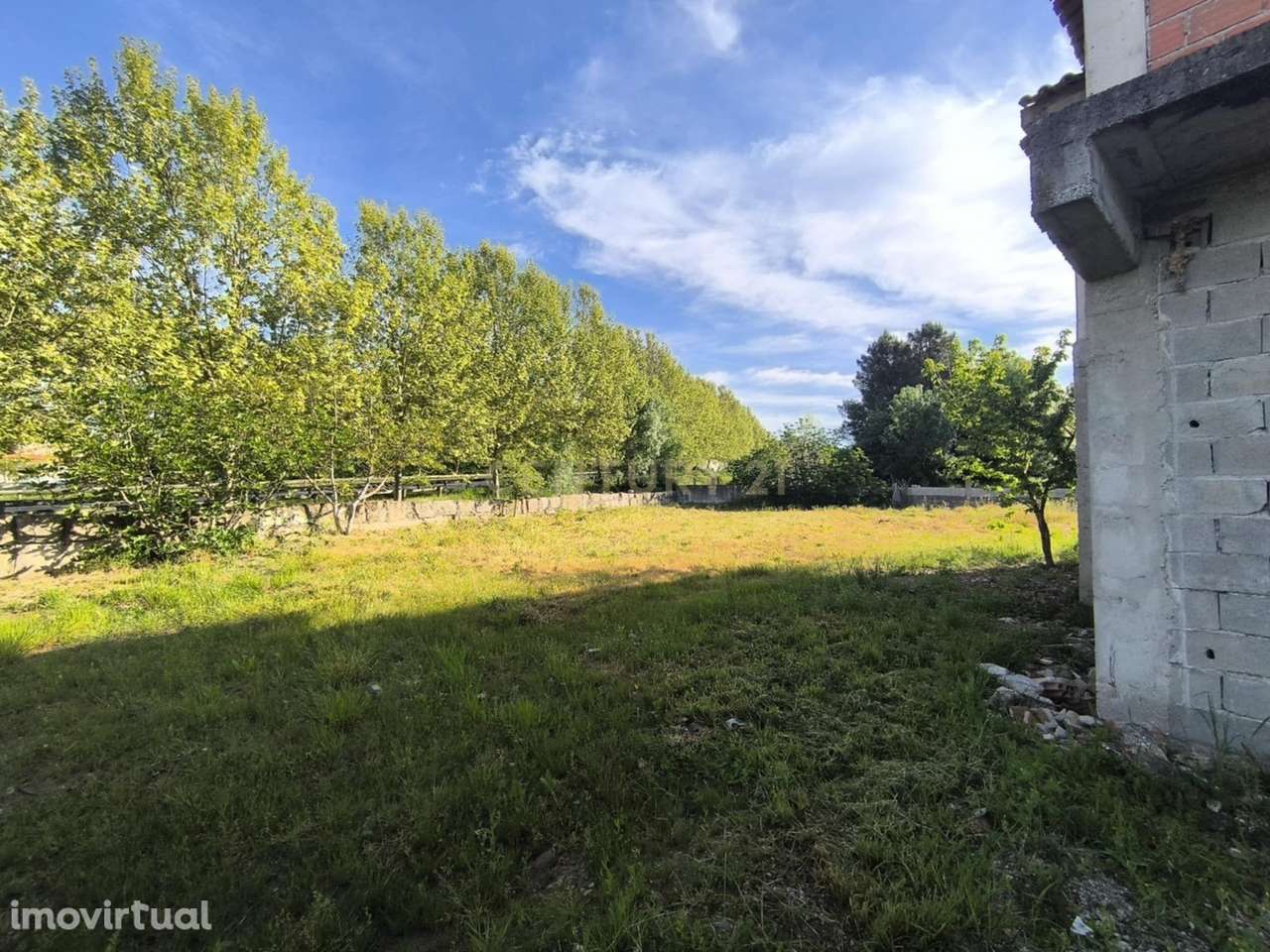 Terreno com casa em construção. - Grande imagem: 4/12