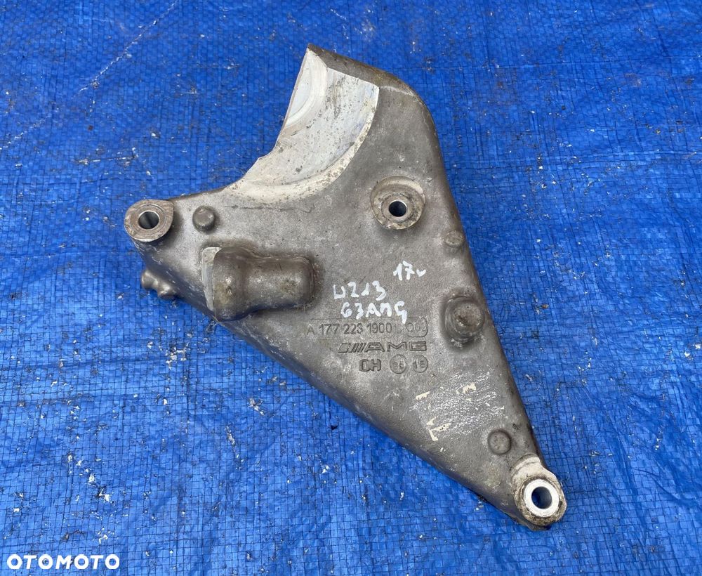 MERCEDES-BENZ E 63AMG 4MATIC A1772231900 ŁAPA SILNIKA - 1