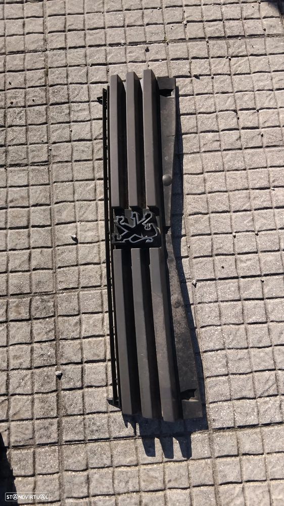 Grelha central Peugeot 205 original usada - 6