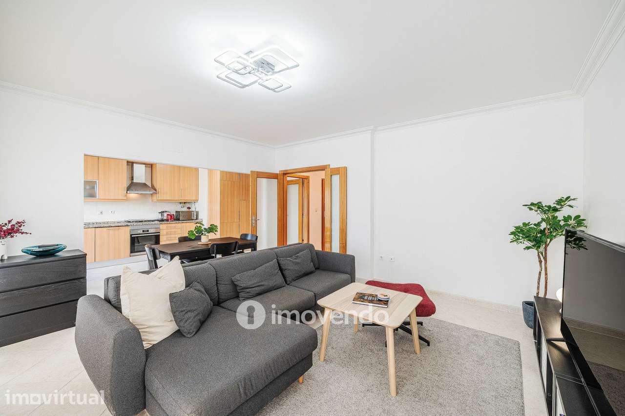 Apartamento T2, com estacionamento e arrecadação, em Vialonga - Grande imagem: 5/50