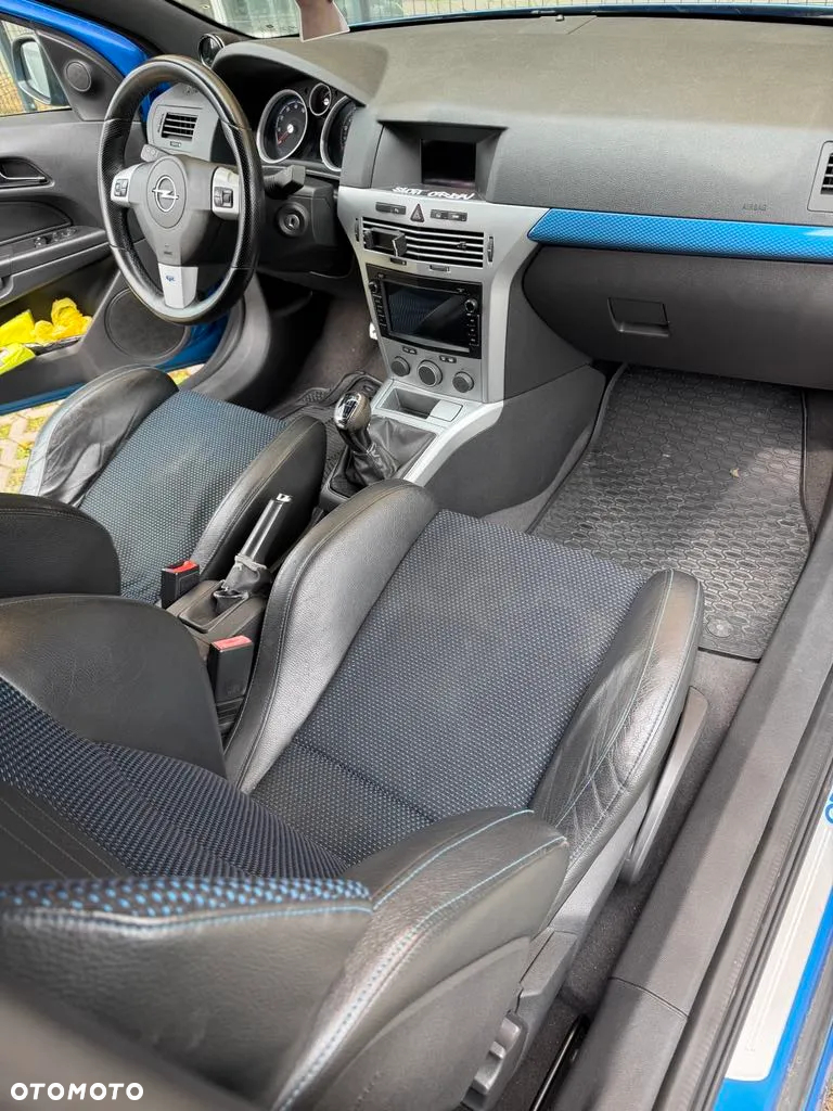 Opel Astra III GTC 2.0 T OPC - 12