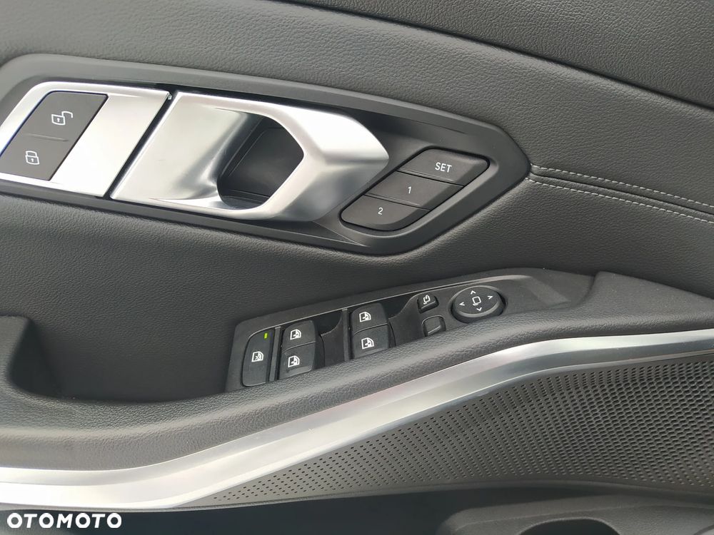 BMW Seria 3 330i Sport Line - 34