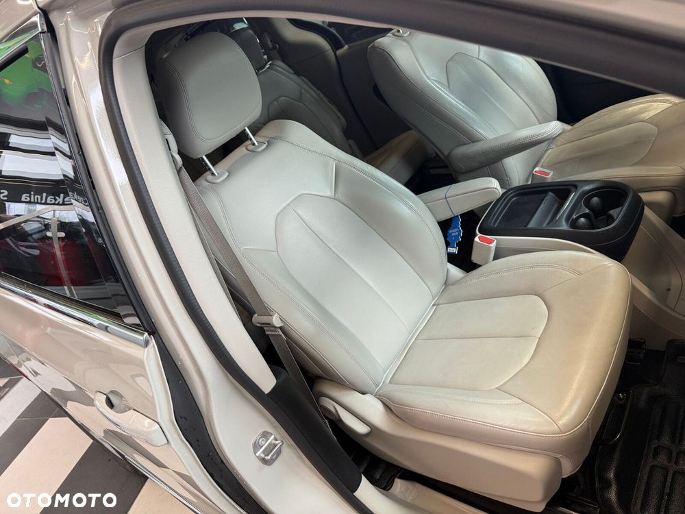 Chrysler Pacifica - 16