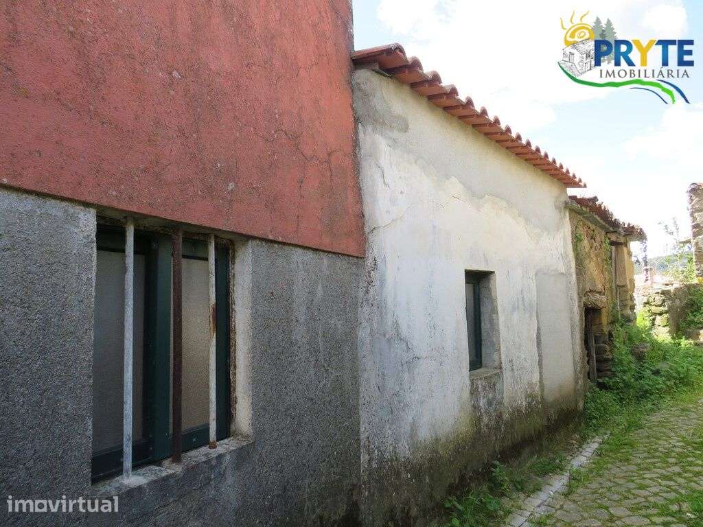 Moradia para recuperar situada a alguns minutos da Vila Sertã - Grande imagem: 2/20