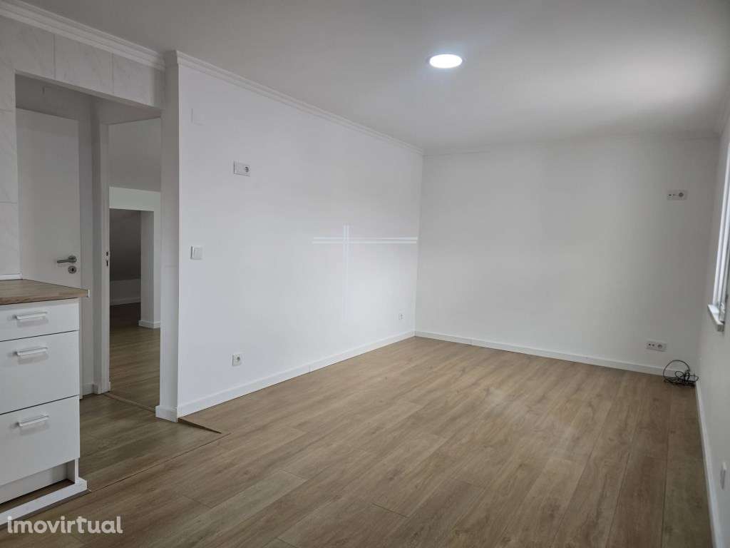 Moradia isolada T4 de arquitetura tradicional - Aroeira - Grande imagem: 3/30