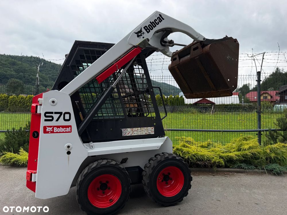 Bobcat S70 Mini-ładowarka 4x4 wózek terenowy. Łyżka! Wyjścia Hydrauliczne pod urządzenia z przodu! 2018 rok prod. 564 MTG. aktualne serwisy DEKRA. Dokumentacja. silnik Kubota 3cyl. Maszyna Jak Nowa z Salonu! Pochodzi z Norweskiego Gospodarstwa! Zero luzów i wycieków. Bardzo mocna i wydajna maszyna o małych gabarytach! Wąska miesci się do najbardziej trudno dostępnych miejsc! Idealna do stajni. OKAZJA TANIO. Szybki i zwinny sprzęt potężna moc - 25