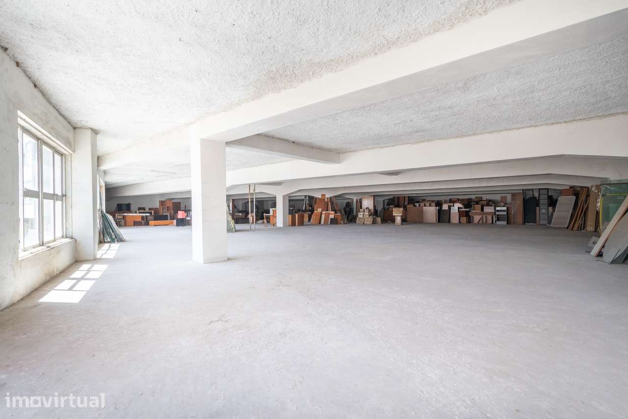 Loja no Seixal com cerca de 2 000m2 - Grande imagem: 5/11