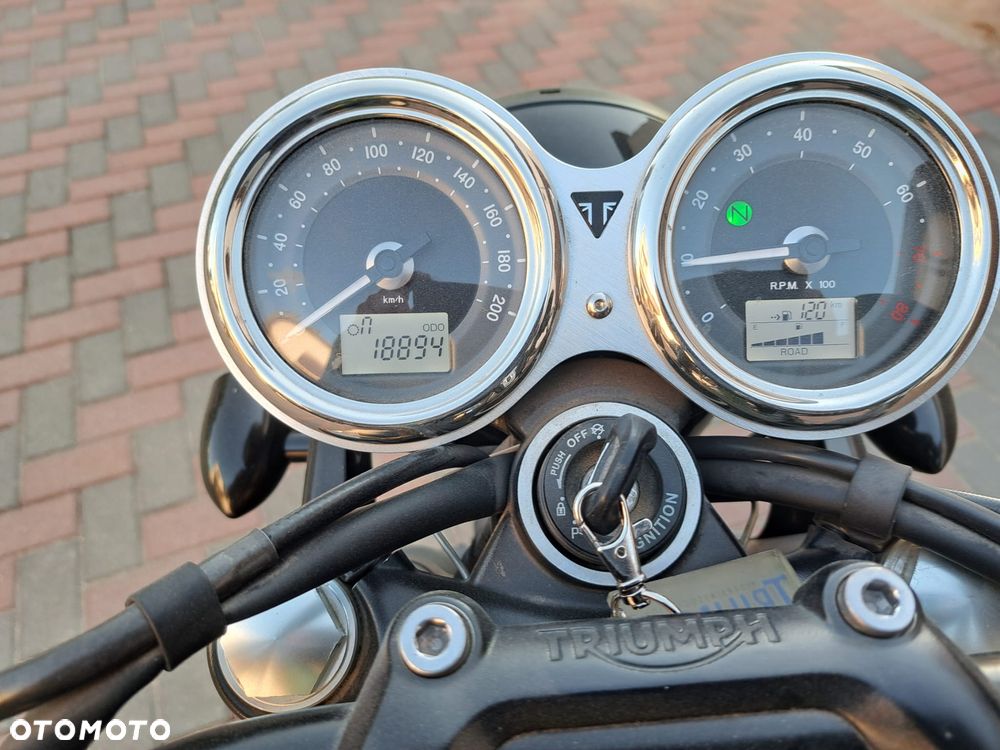 Triumph Bonneville - 7