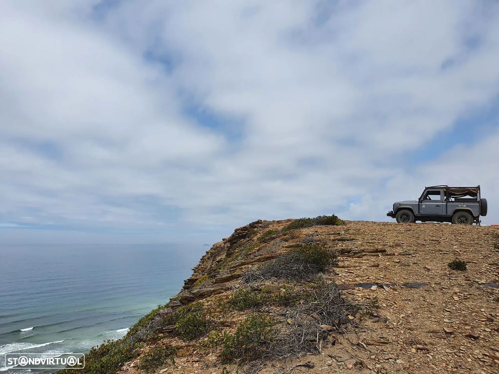Land Rover Defender - 32