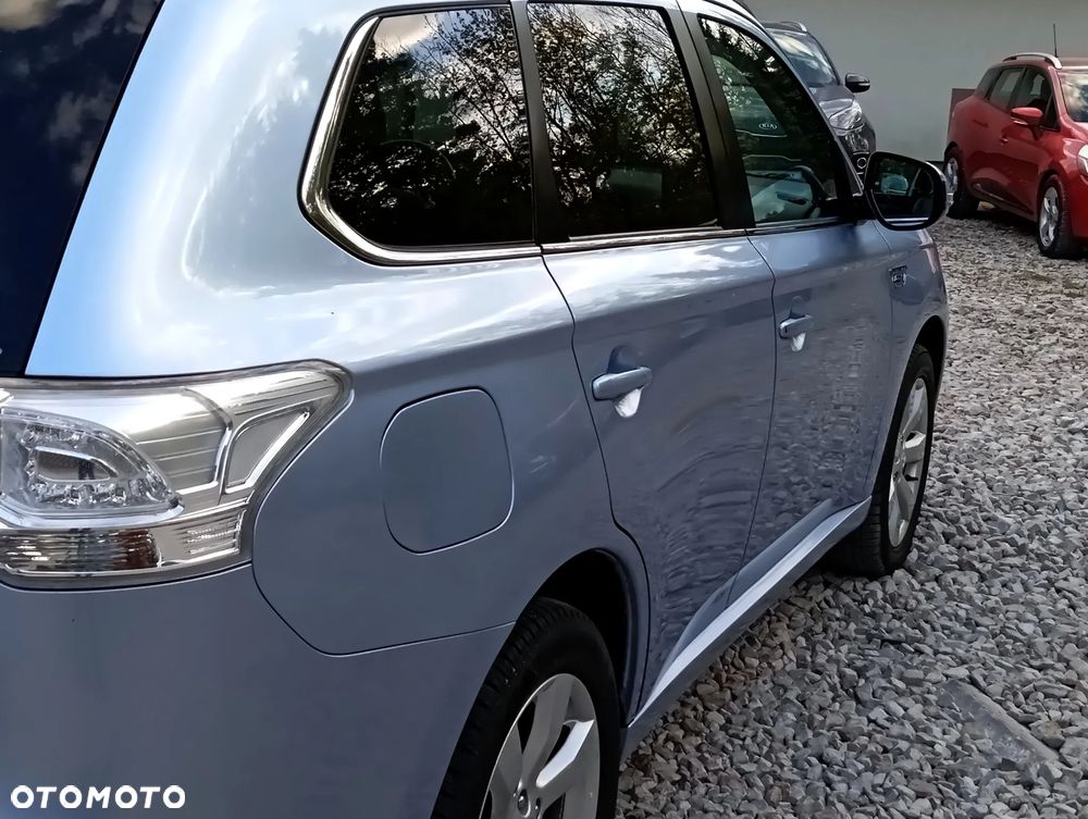 Mitsubishi Outlander 2.0 4WD Plus - 7