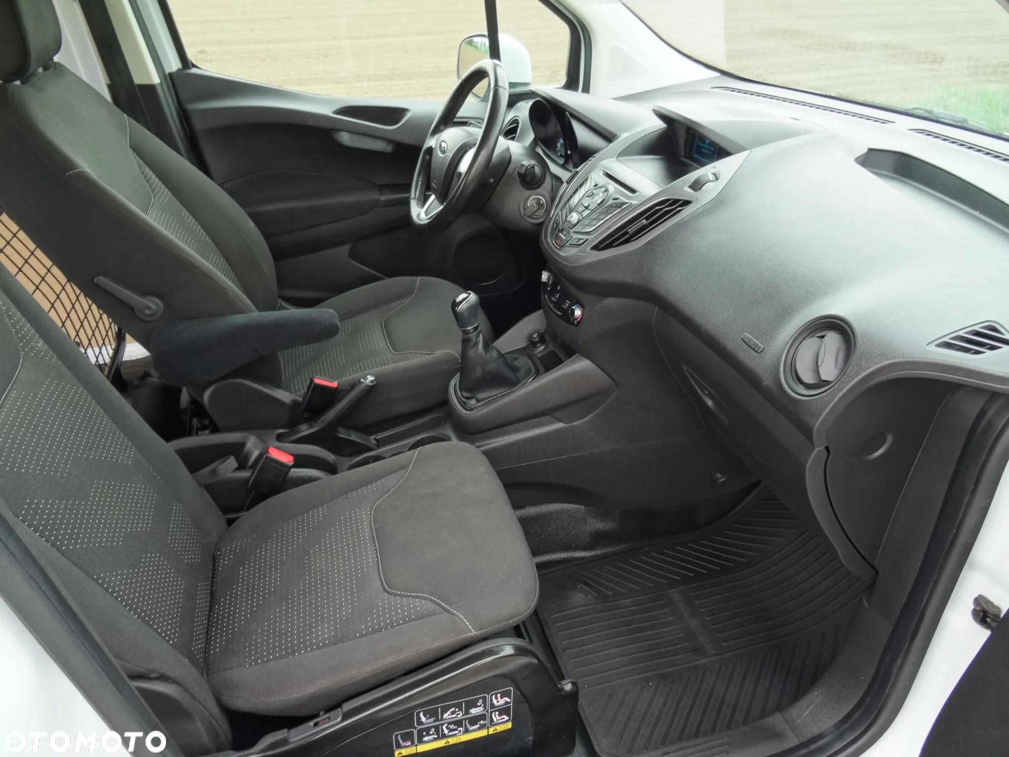 Ford Transit Courier - 13