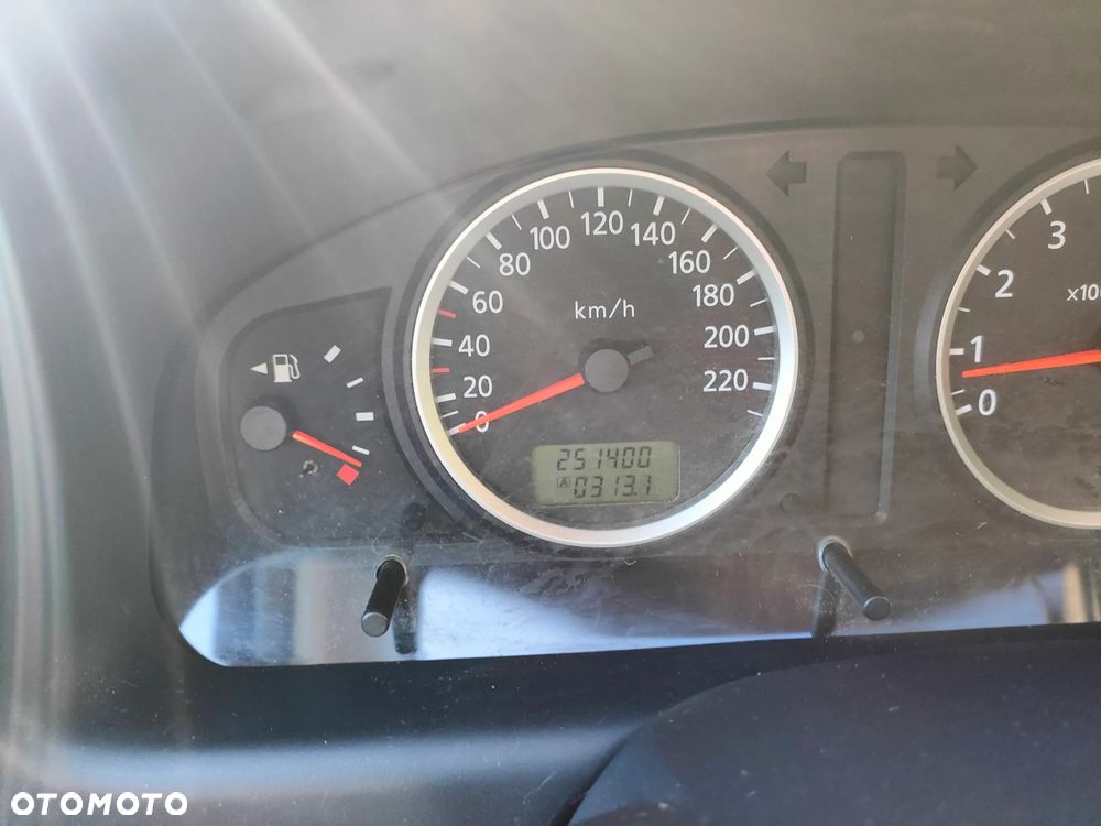 Nissan Almera 1.5 Visia + - 8