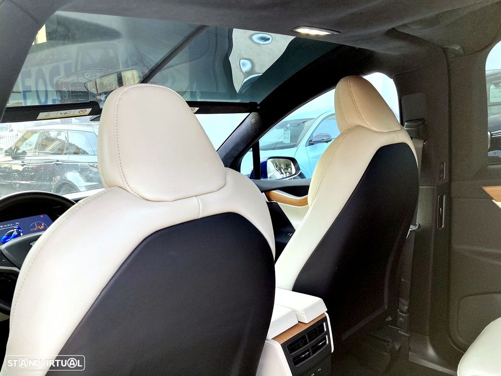 Tesla Model X - 25