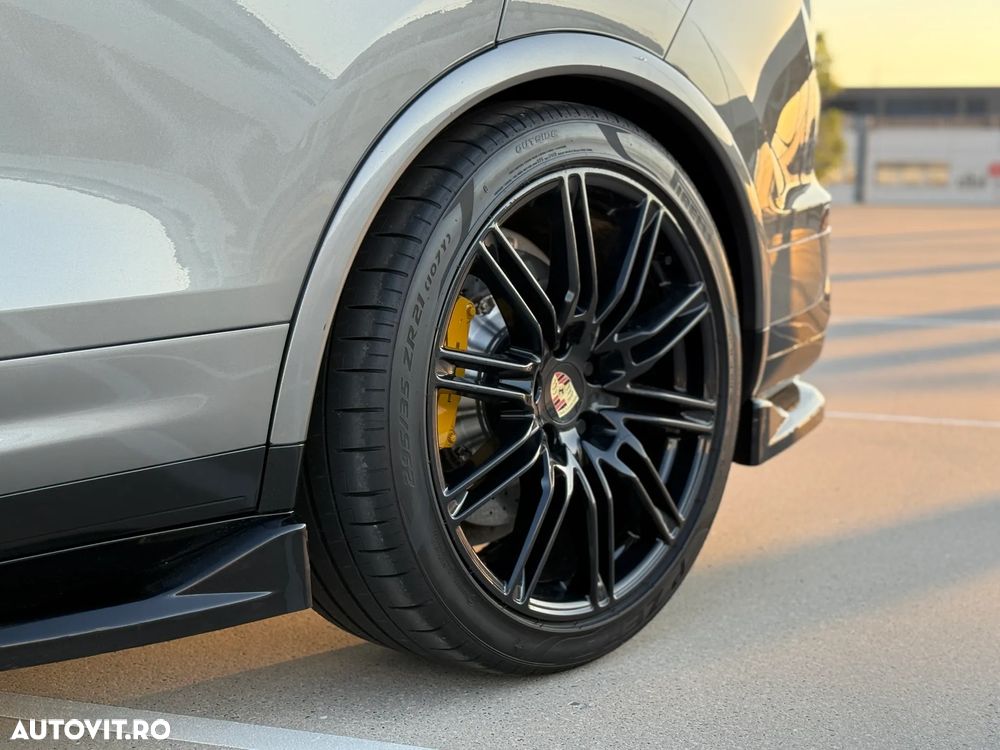Porsche Cayenne 4.8 L Turbo - 7
