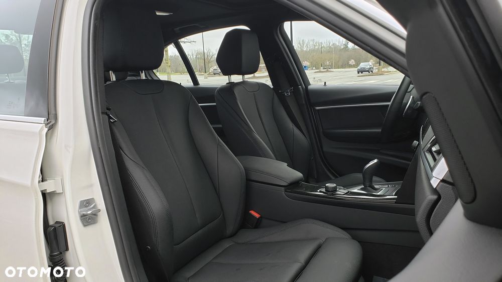 BMW Seria 3 330i Sport Line - 30