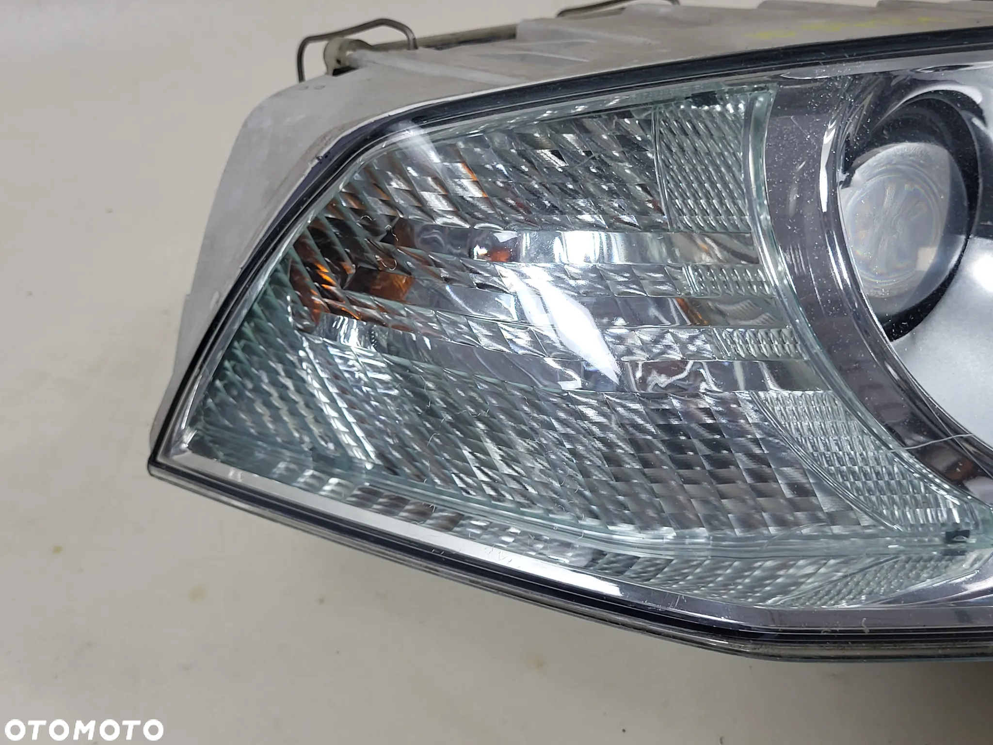 SKODA OCTAVIA II 04-08 PRZEDNIA LAMPA PRAWA EU H7 - 2