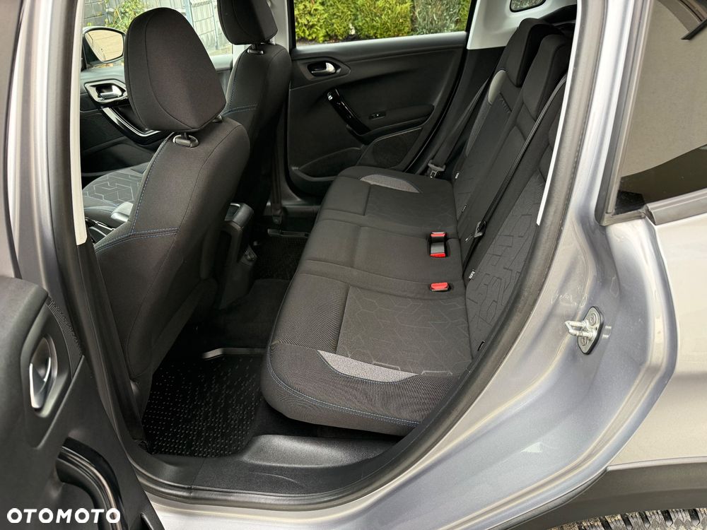 Peugeot 2008 BlueHDi 100 STOP & START Signature - 17