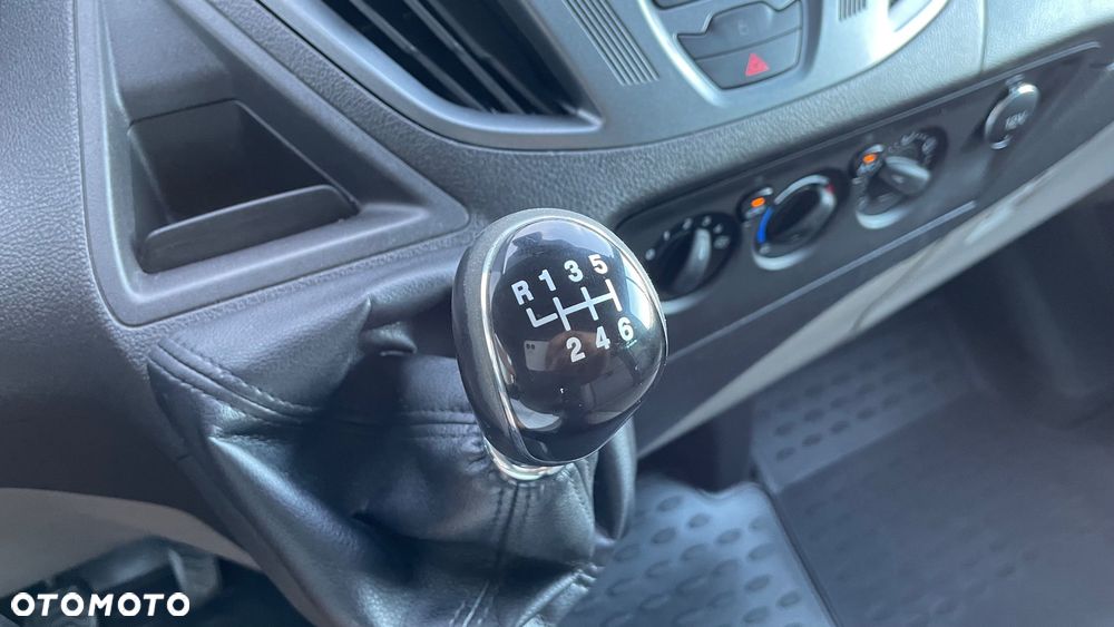 Ford Tourneo Custom - 25