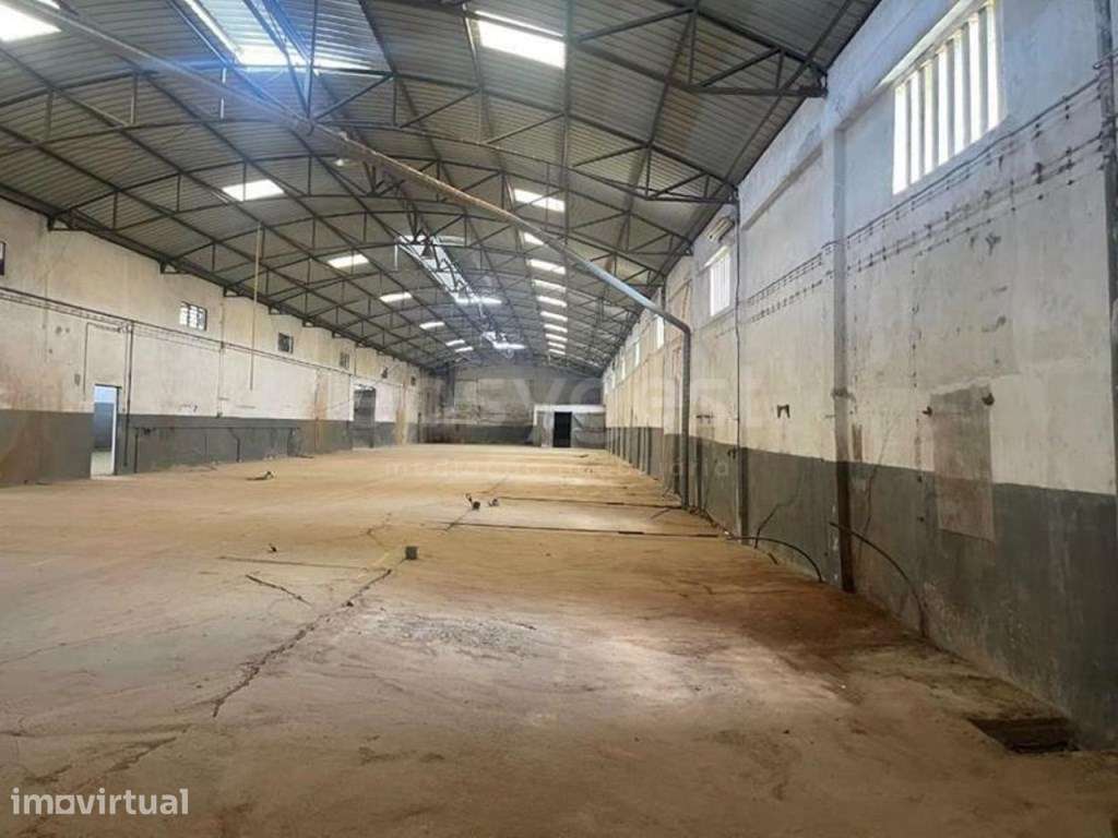 Armazém com 2149M2, em zona de fácil acesso, em Amiais de Baixo - Grande imagem: 2/26