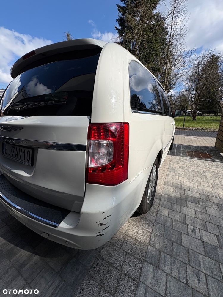 Chrysler Town & Country - 4