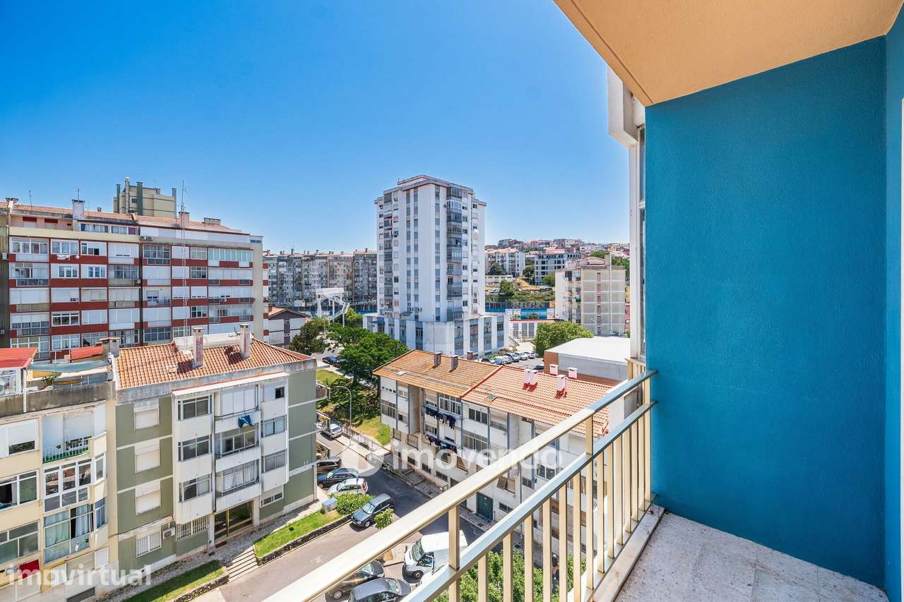 Apartamento T2 com cozinha equipada e duas varandas, na Damaia - Grande imagem: 4/45