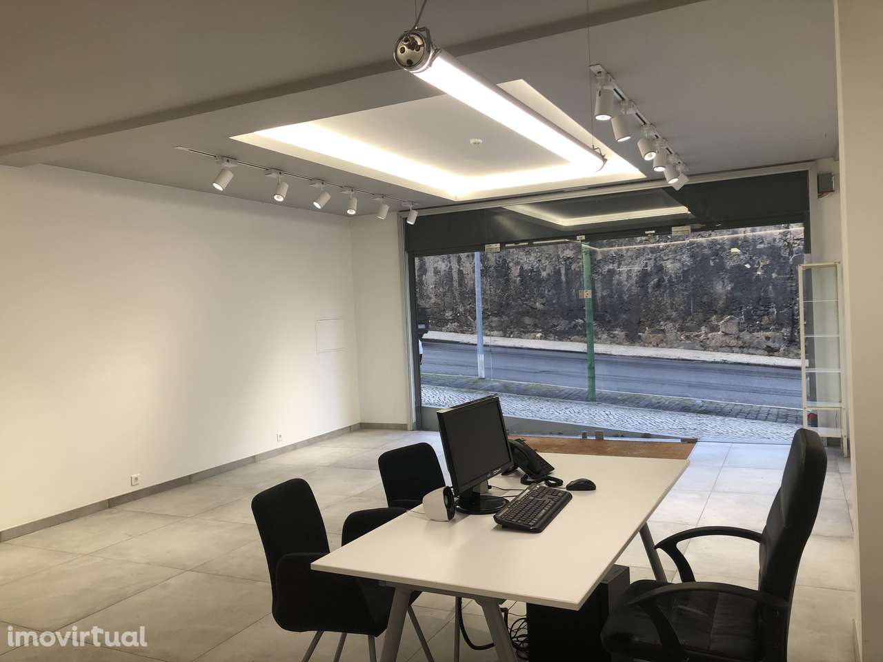 Oportunidade Única no Centro de Lisboa – 2 Lojas + Armazém | Alcântara - Grande imagem: 3/34