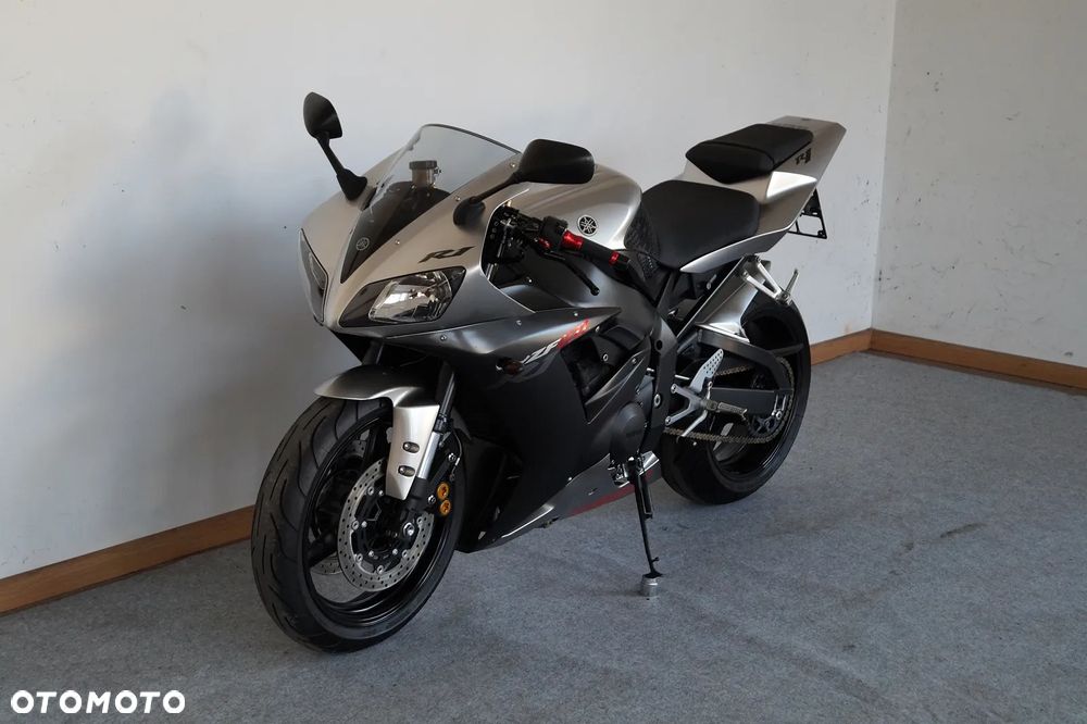 Yamaha R1 - 4