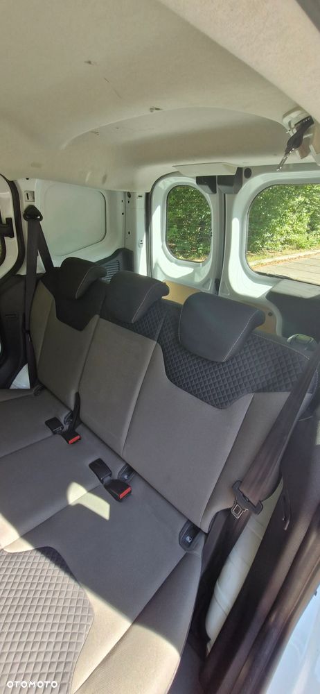 Ford Transit Courier - 14