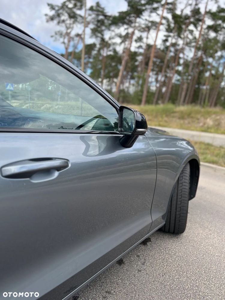 Volvo V60 B4 B R-Design - 2