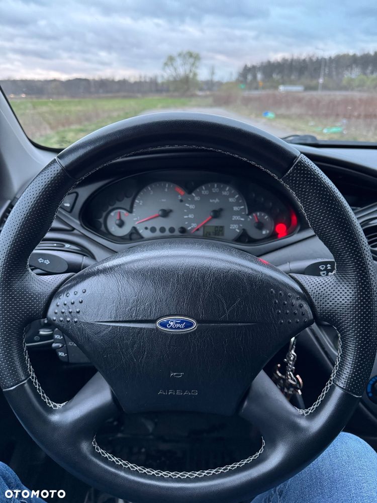 Ford Focus 1.8 DI Futura - 7
